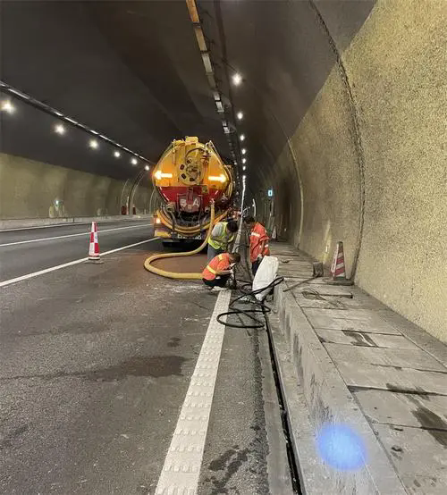 兴宁隧道排水渠清淤